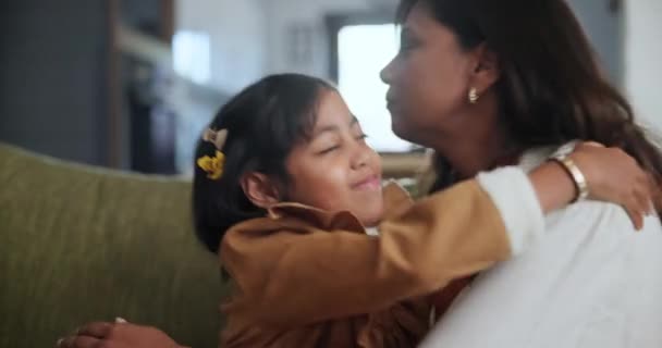 Aile Sevgi Sarılma Anne Kız Kanepede Birlikte Oturma Odasında Bağ — Stok video
