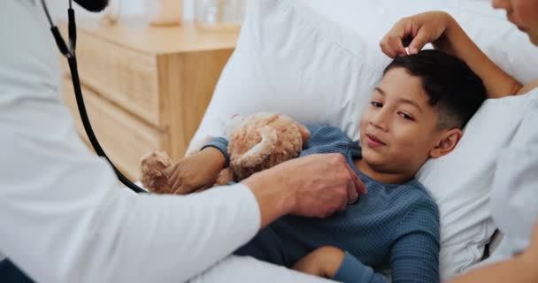 Mamo Chory Chłopiec Lekarzem Opieką Domową Przeziębienie Grypę Lub Komfort — Wideo stockowe