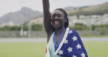 Spor şampiyonu, Amerikan bayrağı ve yarış, hız müsabakası veya stadyum müsabakası için altın madalyalı siyah kadın. Ödül, atletizm koşu ve şampiyonluk ödülü, başarı veya başarı zaferi.