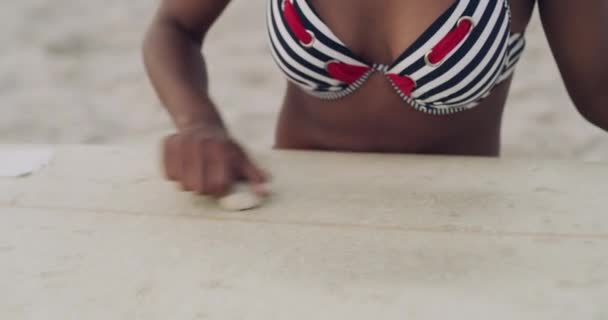 Femme Plage Planche Surf Cire Bikini Pour Sport Extrême Passe — Video