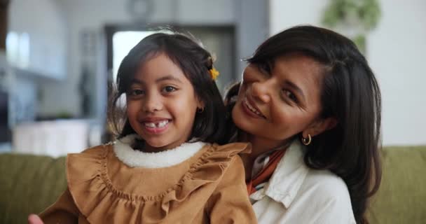 Yüz Anneyle Kucaklaş Kız Sevgiyle Rahatla Bir Oturma Odasında Birbirine — Stok video