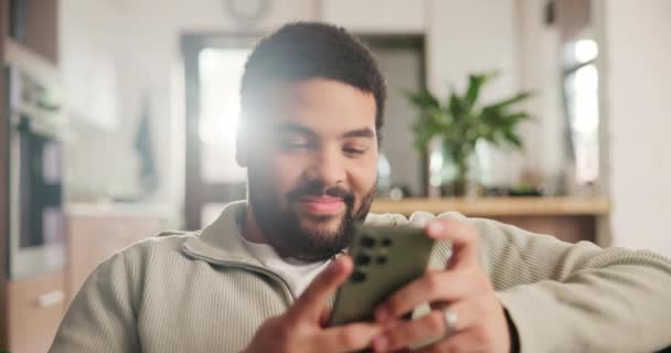 电话和年轻人在社交媒体 移动应用或沙发上的网络社交 科技和男性在公寓客厅里用手机在网站上滚动 — 图库视频影像