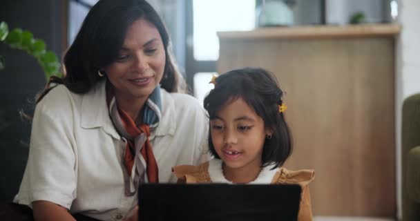 Mamá Niño Tableta Para Educación Hogar Aprendizaje Electrónico Desarrollo Línea — Vídeo de stock
