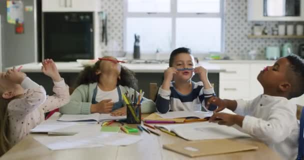 Eğitim Okulu Çocuklar Uzaktan Eğitim Için Birlikte Yemek Odasında Eğleniyorlar — Stok video