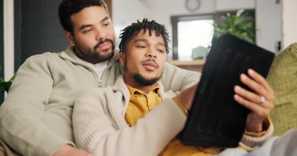 Couple Gay Maison Tablette Avec Connexion Dactylographie Amour Application Numérique — Video