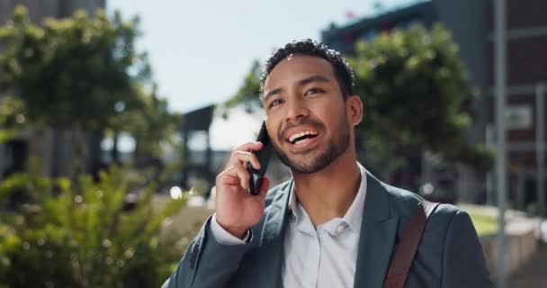 市内の電話 ビジネスマンは 法的取引のためのコミュニケーションをとるためにコミュニケーションをとる ハッピー 話すとプロの男性弁護士 都市町を歩く法律のケースのためのモバイル会話 — ストック動画