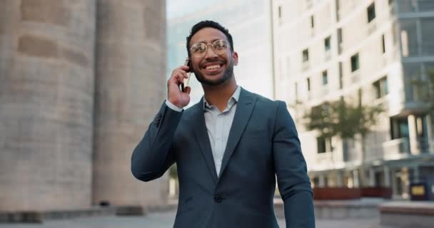 Asiatische Geschäftsmann Telefonieren Oder Sprechen Der Stadt Nach Gebäuden Büroblick — Stockvideo