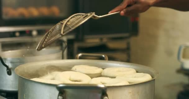Cozinha Mãos Pessoais Bagel Fervendo Uma Panela Fogão Com Chef — Vídeo de Stock