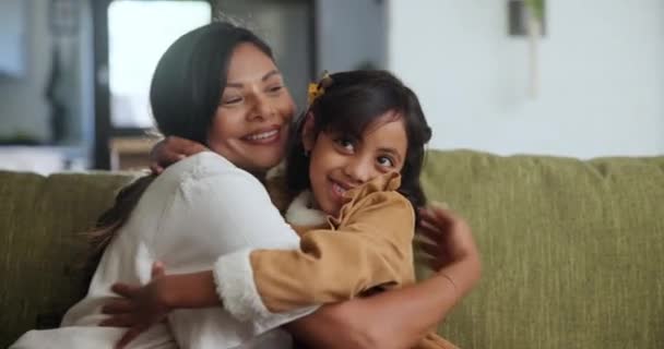 Aile Sevgi Sarılma Evdeki Oturma Odasındaki Kanepede Oturan Kadın Kız — Stok video