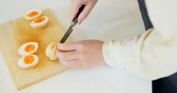 Руки Шеф Повара Нож Вареные Яйца Кухне Приготовления Пищи Белка — стоковое фото