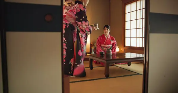 Geleneksel Gelenek Kültüre Sahip Chashitsu Odasında Seremoni Için Kimono Içinde — Stok fotoğraf
