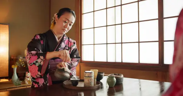 Geleneksel Kültürlü Çaydanlıkta Bitki Yaprak Aromalı Çayı Olan Japon Bir — Stok fotoğraf