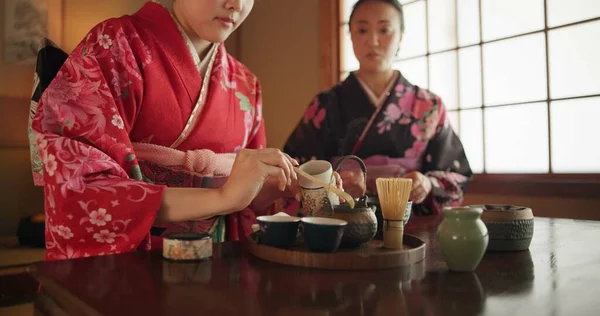 Geleneksel Çaydanlık Japon Kadınları Evde Bitki Yaprak Aromalı Kültür Için — Stok fotoğraf