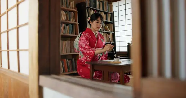 Resim Japon Kadın Mürekkeple Fırça Yaratıcılık Kağıt Asyalı Yazar Için — Stok fotoğraf