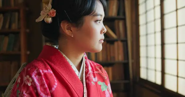 Japonés Mujer Kimono Para Relajarse Con Tradición Ceremonia Del Pensamiento — Foto de Stock