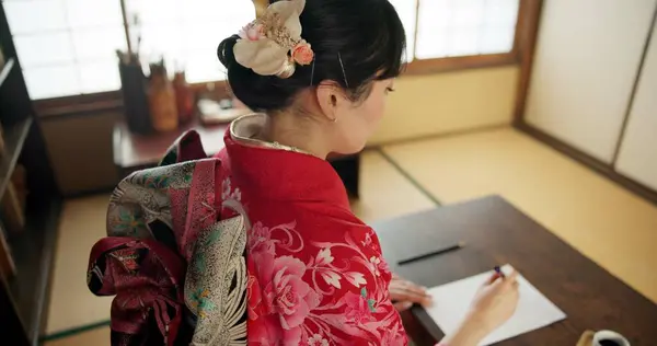 Geleneksel Yazılı Japon Kadın Evde Kağıt Belge Senaryoyla Oturuyor Yaratıcı — Stok fotoğraf