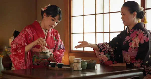 Geleneksel Merasim Çaydanlıkta Bitki Yaprak Aromalı Japon Kadınları Geleneksel Yöresel — Stok fotoğraf