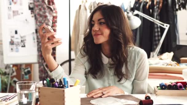 Stilista Moda Telefono Donna Ufficio Facendo Ricerca Tessuto Vestiti Produzione — Video Stock