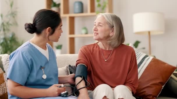 看護師との医学的および血圧チェック バイタルとのコンサルティングと健康問題 試験や腕 ウェルネスサポート モニタリングによる会話 プロフェッショナル — ストック動画