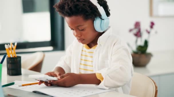 Czarne Dziecko Kalkulator Pisanie Książce Dla Matematyki Nauki Lub Edukacji — Wideo stockowe