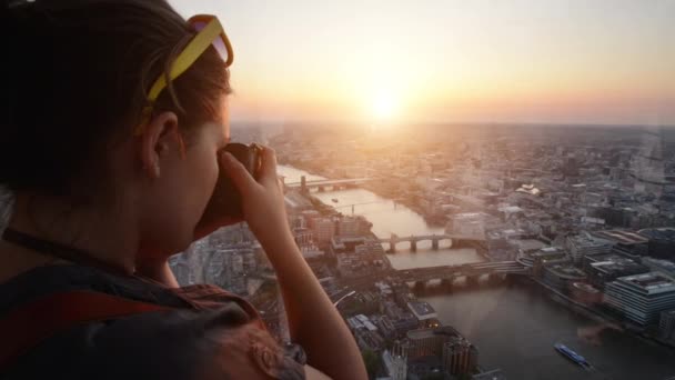 Mulher Fotógrafa Cidade Quadro Com Nascer Sol Drone Foto Manhã — Vídeo de Stock