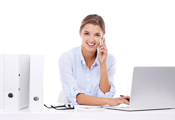 笔记本电脑 电话和工作室里的女性肖像 以获得秘书办公室的预约信息 基于白底背景的移动对话中的沟通 微笑和女性接待员 — 图库照片