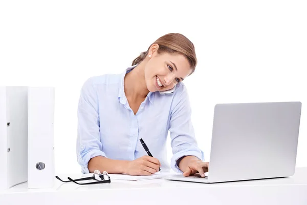电话和女人在工作室里写信询问秘书办公室的预约信息 移动对话中的交流 笔记本电脑和女性接待员 带有白色背景 — 图库照片