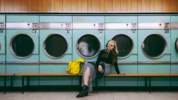 Tvättomat För Kläder Kvinna Väntar Och Städning Service Med Mode — Stockvideo