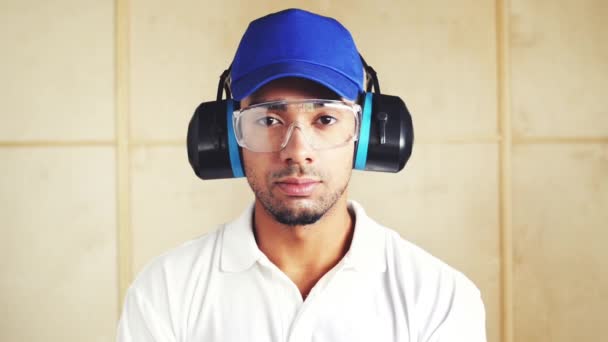 Konstrukcja Człowiek Portret Słuchawkami Hałas Okulary Ochronne Pracy Lub Placu — Wideo stockowe