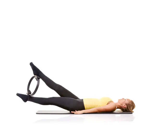 普拉提戒指 腿和女人训练在工作室孤立在一个白色的背景模拟空间 脚垫上的人和瑜伽圈上的人 平衡和适合在地板上进行健康的身体锻炼 — 图库照片