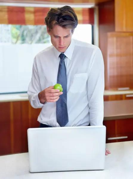 Laptop Jabłko Człowiek Biznesu Kuchni Rano Rutynowych Zdalnej Pracy Zdrowe — Zdjęcie stockowe