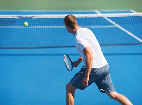 フィットネス 競争およびサーブおよびエネルギーが付いている屋外の裁判所のスポーツ 男およびテニス スキル ゲーム ウェルネスを持つトレーニング ラケットの選手 ボール — ストック写真