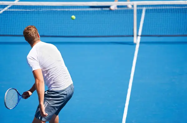 Deporte Hombre Tenis Cancha Con Servicio Competición Rendimiento Aire Libre — Foto de Stock