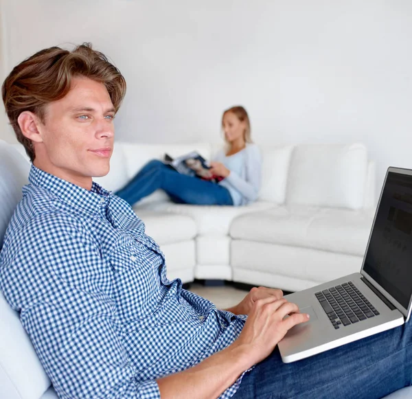 Laptop Pensamento Homem Sofá Casa Para Internet Site Line Redes — Fotografia de Stock