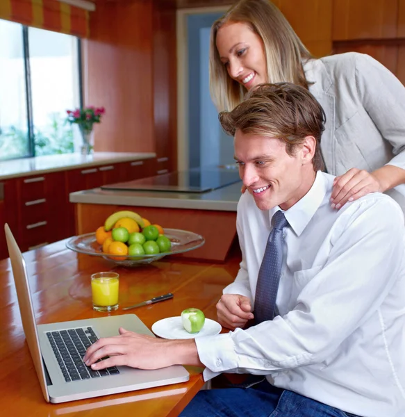 Para Laptop Dom Śniadaniem Informacje Online Przewijania Sieci Społecznych Uśmiechem — Zdjęcie stockowe