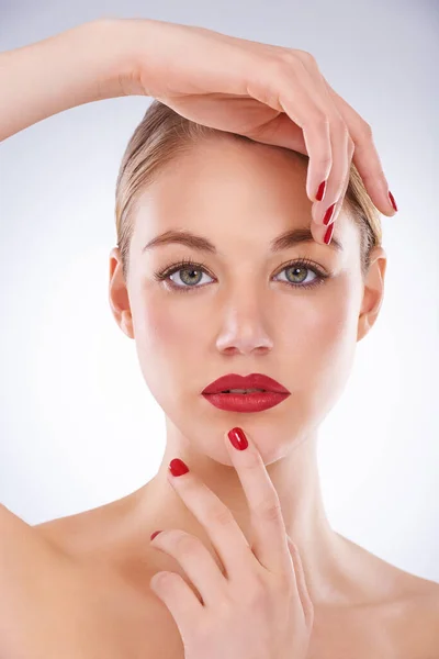 Kadın Resim Makyaj Stüdyoda Kozmetik Için Manikür Güzellik Kırmızı Rujlu — Stok fotoğraf