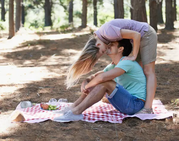 ハッピーカップル 抱擁し または屋外の結合のための自然の中でリラックスしてください 森で抱擁 快適さ ロマンスのために笑顔で床に座っている若い女性と男 — ストック写真