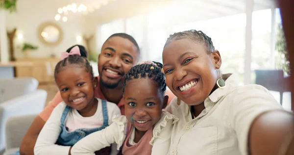 黑人家庭 自私自利 与父母和孩子在家里快乐 热爱社交媒体并与记忆紧密相连 流连忘返的生活 幸福和肖像 在一起 人们在照片中微笑着等待着贴出自己的照片 — 图库照片