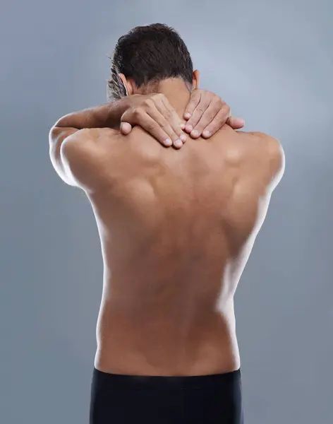 背中の痛み 怪我の問題 医学的な緊急事態 背骨や骨粗しょう症を患っているスタジオの人 バッカチェ 背骨のリスクと体の痛み 線維筋痛または灰色の背景に筋肉の緊張を傷つけるモデル — ストック写真
