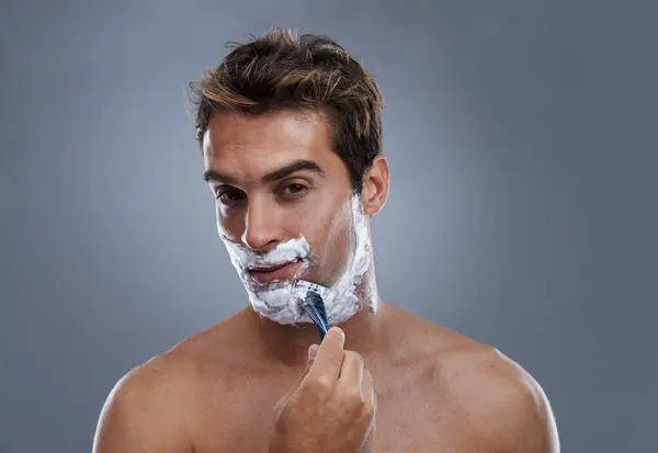 Man Razor Face Shaving Studio Portrait Grooming Skin Wellness Grey — Stock Photo, Image