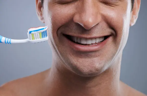 Detailní Záběr Kartáček Zuby Muž Úsměvem Čisté Wellness Šedém Pozadí — Stock fotografie