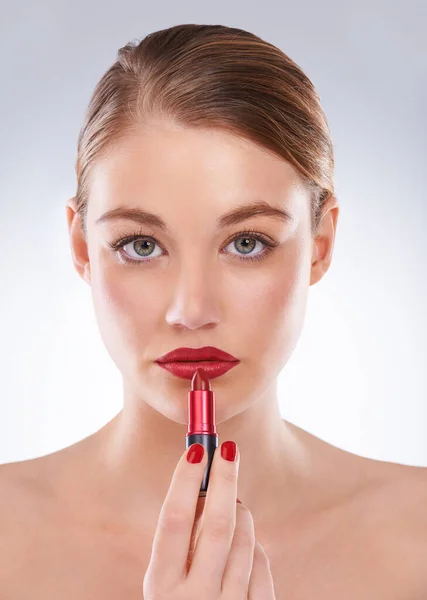 Kadın Resim Güzellik Stüdyoda Makyaj Malzemesi Olarak Kırmızı Ruj Manikürlü — Stok fotoğraf