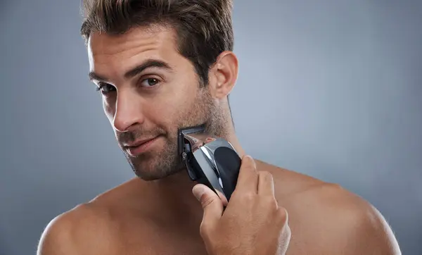Man Beard Electric Razor Studio Portrait Grooming Skincare Wellness Grey — Stock Photo, Image