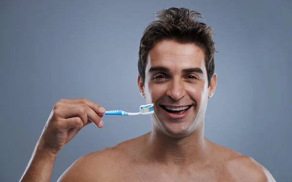 在灰色工作室背景下的有牙刷 口腔卫生或身体护理的人物形象 男人或健康 人或模特儿 呼吸清新或健康 牙膏或有牙齿微笑的晨间例程 — 图库照片