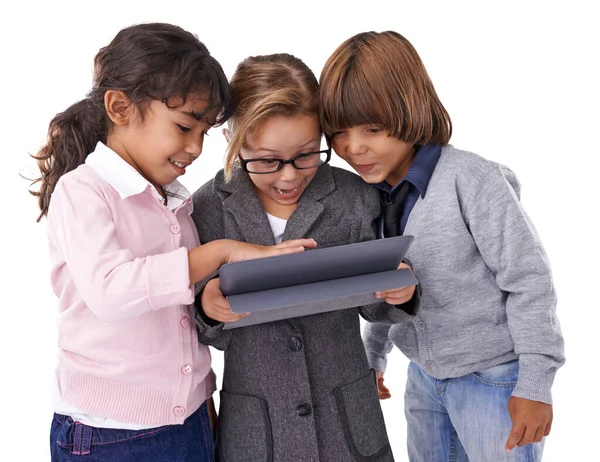 企业和儿童与平板电脑 打字和连接隔离在白色工作室背景 带有社交媒体的群组 技术或数字应用 以及带有网站信息和对话的互联网 — 图库照片