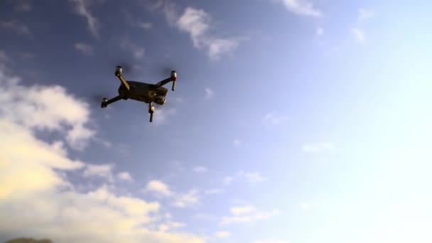 นยนต องฟ าและเท ยวบ นของ Quadcopter ในอากาศกลางแจ สายล บหร โออ — วีดีโอสต็อก
