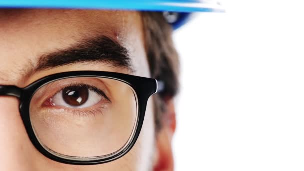 Nşaat Şapka Gözlüklü Bir Adamın Gözleri Stüdyoda Zihniyeti Özgüveni Vizyonu — Stok video