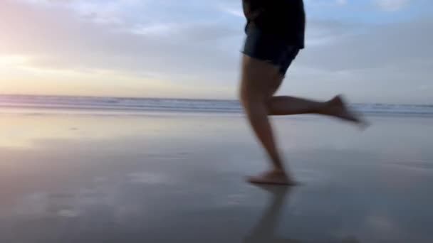 Běh Pláž Nohy Osoby Noci Pro Relaxaci Dovolené Dovolené Víkendu — Stock video