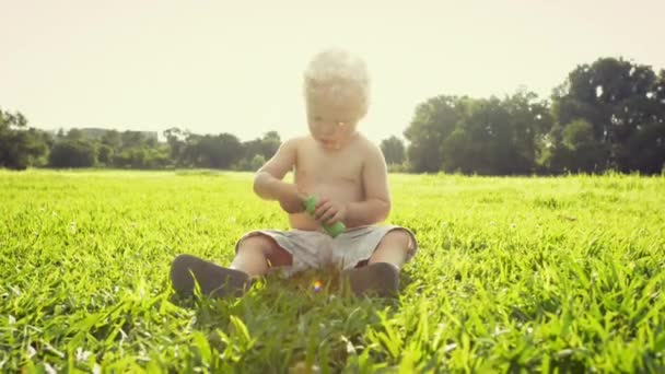 Бульбашки Грати Дитина Природі Траві Відкритому Парку Або Полі Розваги — стокове відео