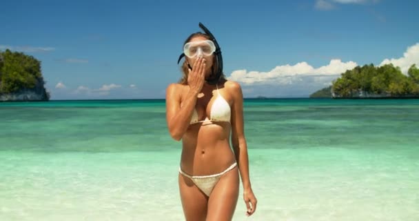 Snorkeling Καλοκαιρινή Παραλία Και Γυναίκα Φιλί Χτύπημα Για Εξωτερική Ελευθερία — Αρχείο Βίντεο
